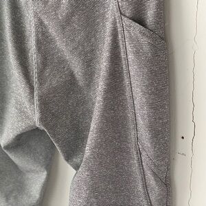 GREAT CONDITION please bundle 😁Danskin striped 3/4 length cropped/ankle leggings